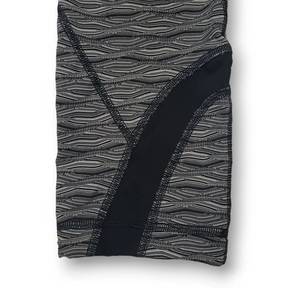 Lululemon Run Inspire Crop II Womens 6 Luxtreme Textured Wave Black Silver Spoon